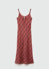 Vestido largo de tirantes finos con estampado de cuadros en tonos rojizos y marrones. Presenta un diseño recto, tejido fluido y un lazo decorativo en el escote.