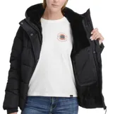 Campera puffer negra con capucha, cierre frontal con botones a presión, puños elastizados y forro interior de peluche.