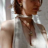 Par de aros colgantes de bronce y alpaca con diseño abstracto calado.