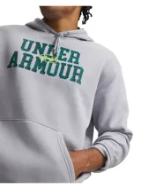 Hoodie Under Armour de color gris claro, con capucha ajustable por cordón, bolsillo tipo canguro delantero y estampa gráfica frontal con el nombre de la marca en tono verde camuflado.