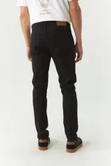 Pantalón de gabardina color verde oliva, de corte slim fit, con cinco bolsillos y logo bordado en el bolsillo trasero.