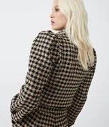 Blazer corto de tweed con estampado de cuadros pied-de-poule, cuello solapa, mangas abullonadas y cierre con doble botón.