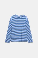 Remera de manga larga con cuello redondo y diseño de rayas horizontales en azul y gris.