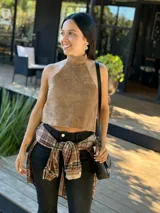 Top halter de cuero color visón, con diseño de espalda descubierta y ajuste mediante tiras para atar en la cintura.