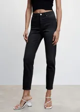 Jeans de corte mom fit y tiro alto, color negro, con diseño de cinco bolsillos, cierre de cremallera y botón, y largo al tobillo.