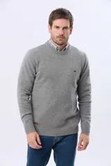 Buzo de lana azul con cuello redondo, manga larga y diseño tejido de punto.
