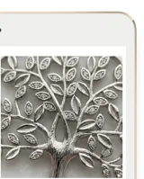 Dije redondo de plata 925 con diseño calado del Árbol de la Vida, adornado con circonias. Incluye cadena de plata fina.
