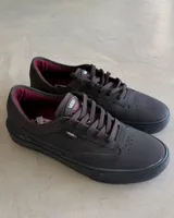 Championes de skate Vans modelo Skate Curren Caples, color negro con interior en color bordó. Presentan una construcción de cuero y ante con suela vulcanizada, refuerzos Duracap para mayor durabilidad y plantillas PopCush para amortiguación.