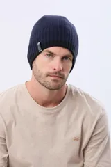 Gorro tejido de punto reversible en dos colores, azul marino y negro, con etiqueta lateral de la marca.