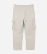 Pantalón cargo recto color beige, con cintura elástica ajustable con cordón, bolsillos laterales tipo cargo con solapa y bolsillos con cremallera.