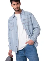 Camisa de denim celeste de manga larga, confeccionada en 100% algodón, con bolsillos frontales con solapa, canesú de estilo western y botones metálicos a presión.