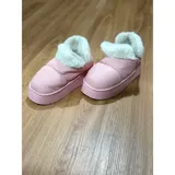 Pantuflas botitas color beige con diseño acolchado, plataforma y borde superior de corderito blanco.