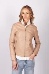 Campera de ecocuero color beige, con cierre frontal y bolsillos laterales con cierre.