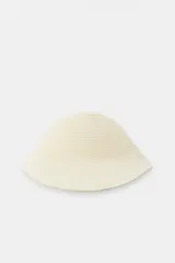 Gorro de ala ancha confeccionado en tejido de lana con textura acanalada y estructura rígida.