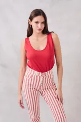 Musculosa roja de algodón peinado, con escote redondo y corte al cuerpo.