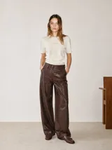 Pantalón wide leg de tiro alto confeccionado en cuero vacuno con textura croco, de pierna extra ancha y bolsillos delanteros y traseros.