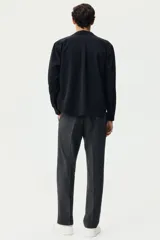 Pantalón tipo jogger de vestir con pliegues frontales y traseros, cintura elástica con cordón de ajuste, bolsillos laterales al bies y bolsillos traseros insertados. Presenta un corte slim fit entallado.