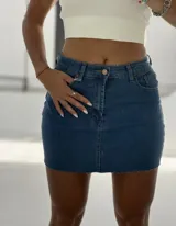 Minifalda de jean azul con bolsillos delanteros y traseros.