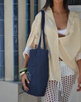 Pantalón de red calado color blanco, estilo playero, con cordón ajustable en la cintura.