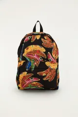 Mochila negra con estampado colorido de bananas, compartimento principal amplio, bolsillo frontal con cierre y correas ajustables.