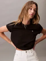Remera de algodón regenerativo con cuello redondo y manga corta. Presenta un diseño clásico de corte regular con el logo de Calvin Klein bordado en pequeño en el pecho.