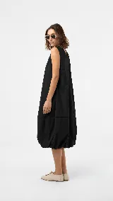 Vestido midi blanco sin mangas, de corte amplio y relajado con silueta evasé y escote redondo.