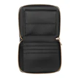 Billetera Guess modelo Isola de color negro, confeccionada en material sintético con textura graneada. Cuenta con cierre perimetral y aplique metálico triangular con el logo de la marca en la parte frontal.