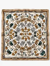 Pañuelo cuadrado con estampado de accesorios de moda como carteras, bolsos y anteojos, con borde en tonos tostados.