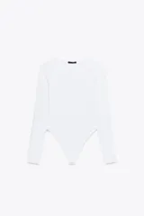 Body de manga larga confeccionado en mezcla de poliamida, con cuello redondo y cierre inferior con botones a presión.