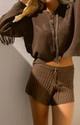 Short de tejido de punto color marrón, con cordón ajustable en la cintura y patrón texturizado en zigzag.