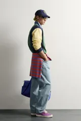 Polo de manga larga con diseño de rayas verticales anchas en colores amarillo, verde, rojo, azul marino y celeste. Cuenta con cuello camisero de denim y cierre frontal parcial con botones ocultos bajo solapa.