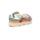 Sandalia plana casual Beira Rio con plataforma, tiras cruzadas elásticas en color beige, tira frontal metalizada en tono lila, detalle naranja y talón plateado.