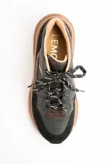 Championes urbanos Lemon de cuero negro y marrón con plataforma y cordones bicolores.