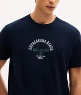 Remera de cuello redondo y manga corta, color azul marino, con estampa frontal tipo lettering con la leyenda Copacabana Beach.
