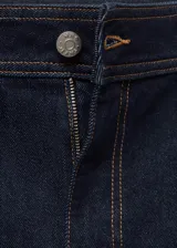 Jeans tiro alto de corte culotte y pierna ancha, en denim azul oscuro con bajo deshilachado, trabillas para cinto y bolsillos traseros.