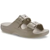 Sandalias Crocs modelo Saturday, color tostado, con diseño de dos tiras con hebillas ajustables y plantilla de espuma Croslite.