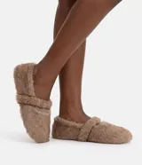 Pantufla cerrada de poliéster con revestimiento felpudo, color beige, formato tipo zapatilla con punta cerrada y estructura suave.
