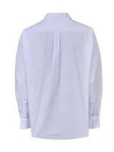 Camisa de manga larga RKF con diseño de rayas verticales finas en tonos pastel. Presenta cuello clásico, cierre frontal con botones y un bolsillo en el pecho con el logo de la marca bordado.