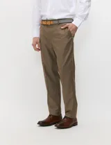 Ambo Harrington Label color negro, compuesto por saco de botonadura simple y pantalón de vestir a juego, de corte clásico y elegante.