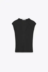 Camiseta color crudo de corte slim fit, con escote en pico, manga corta y tejido de punto acanalado.