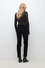 Pantalón negro de pana de corte recto.