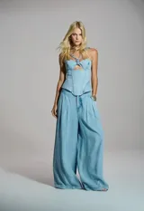 Pantalón palazzo de mujer confeccionado en lyocell denim de color celeste, con diseño amplio y fluido.