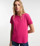 Remera básica de cuello redondo y manga corta, confeccionada en algodón peruano de alta calidad. Presenta un diseño liso y versátil, ideal para uso diario.