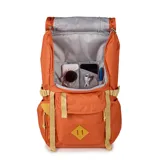Mochila JanSport modelo Hatchet de color naranja con correas y detalles en color beige. Presenta un diseño de inspiración outdoor con solapa superior, compartimento acolchado para laptop, bolsillos laterales para botellas y organizador interno. Incluye correas de hombro ajustables y asa superior.