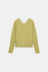 Jersey de punto color verde lima, con cuello pico y manga larga de sisa ancha que se estrecha hacia la muñeca.