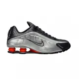 Championes Nike Shox R4 de color negro y plateado, con detalles en rojo brillante en las columnas de amortiguación de la suela.