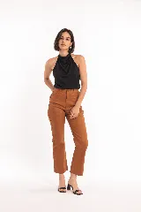 Pantalón cropped de corte recto y tiro alto, color caramelo, con bolsillos delanteros y traseros.