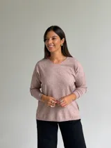 Sweater de punto fino en color rosa melange, con escote en V y mangas largas de corte holgado.