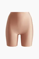 Culotte moldeador de microfibra color beige, de tiro alto, con leve efecto moldeador en cintura, glúteos y caderas. Cuenta con refuerzo interior y ribetes cortados por láser para mínima visibilidad bajo la ropa.