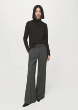 Pantalón de vestir estilo oxford de tiro medio, color gris oscuro con diseño de cuadros sutiles, corte recto amplio en las piernas y bolsillos laterales.